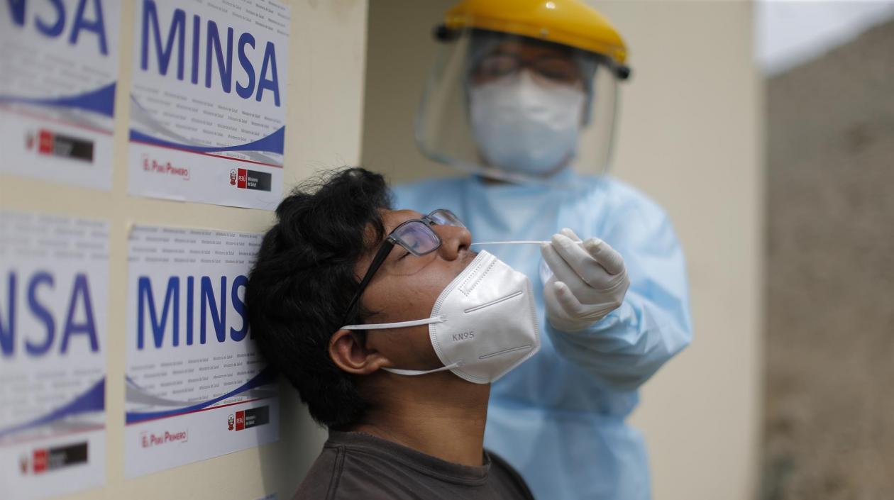 Una persona se realiza una prueba Covid-19 en Perú. 