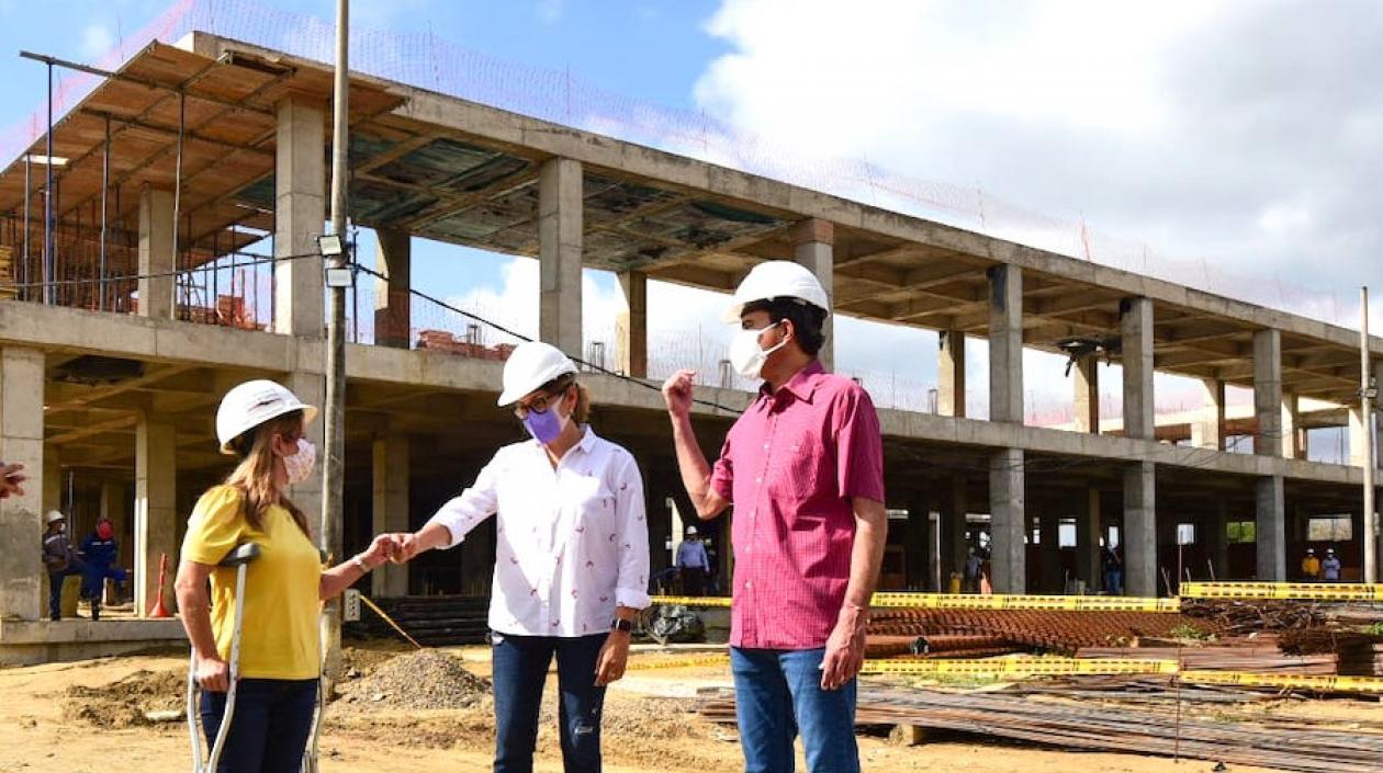 La Gobernadora Elsa Noguera visitando las obras.