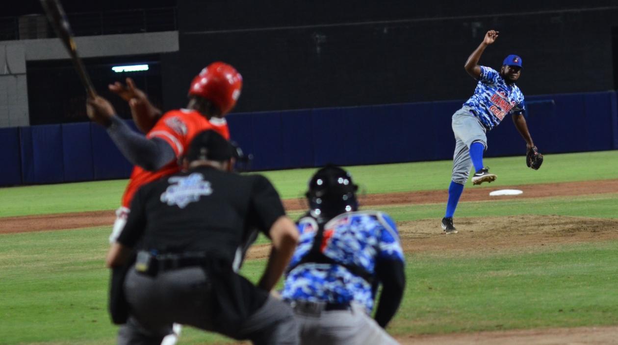 Eduar López poncha a uno de los bateadores de Tigres.