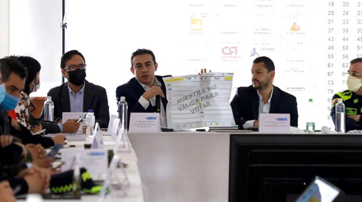 El Registrador Alexander Vega Rocha exhibiendo el modelo de tarjetones.