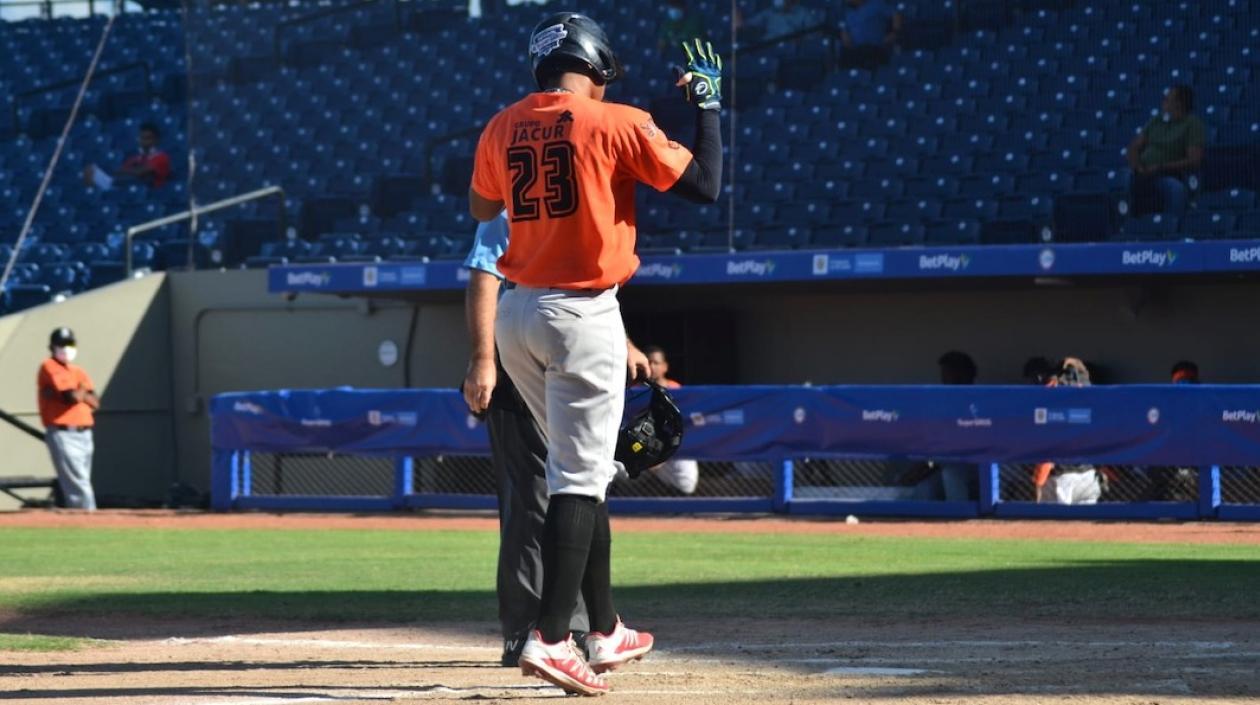 Roger Caraballo entrando al plato tras conectar el jonrón.