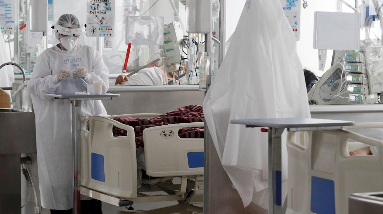 Personal médico trabaja en una unidad de cuidados intensivos