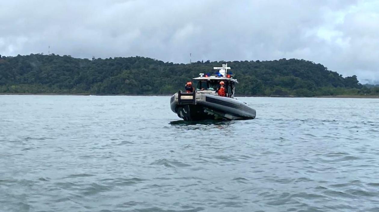 Un guardacostas patrullando en la búsqueda.