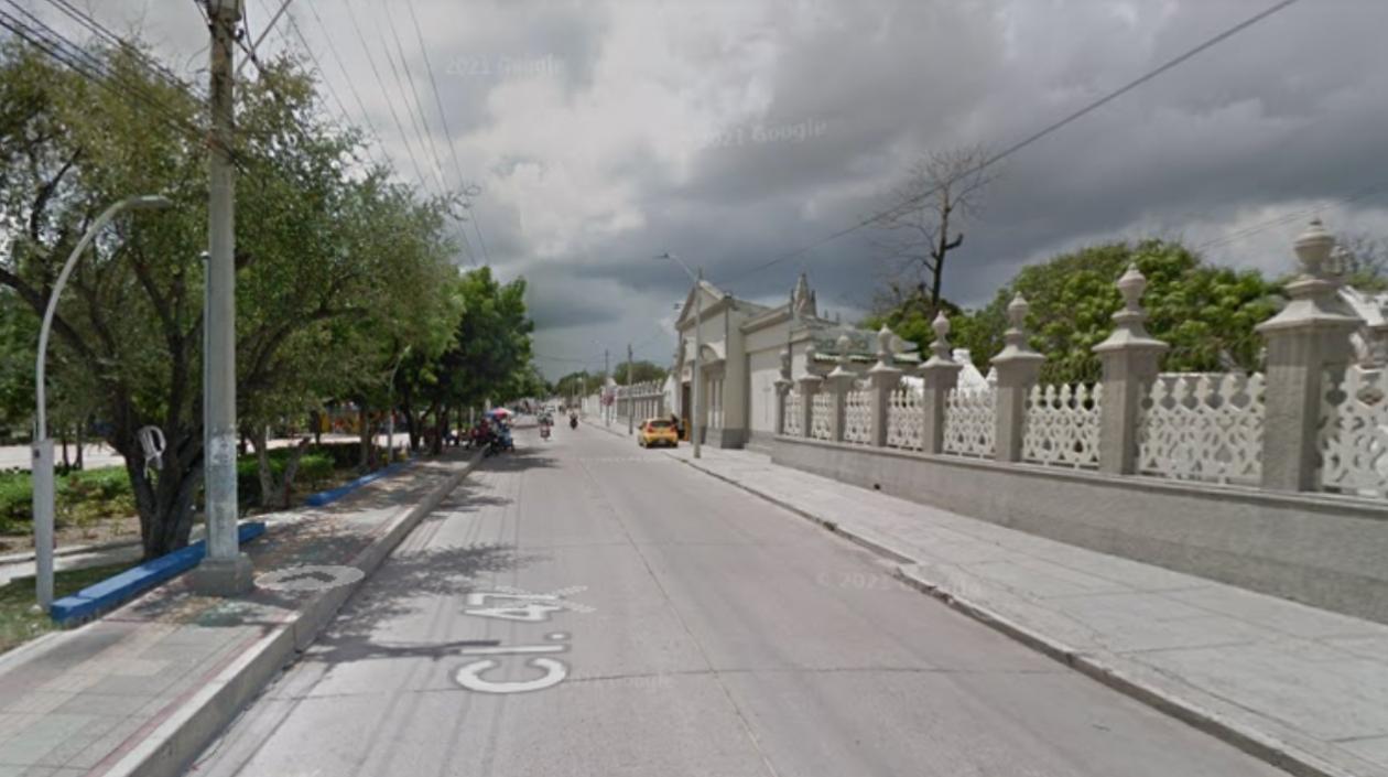 Calle 47 frente al Cementerio Universal. 