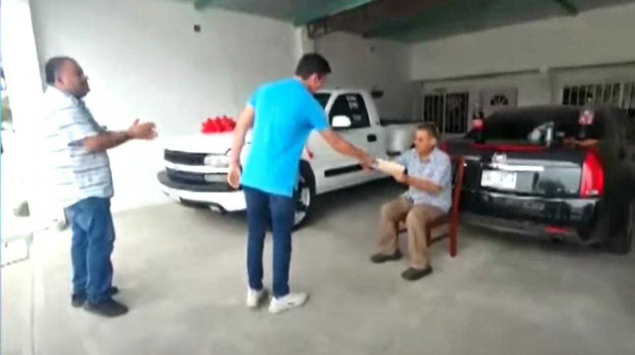 Momento de la devolución del premio.