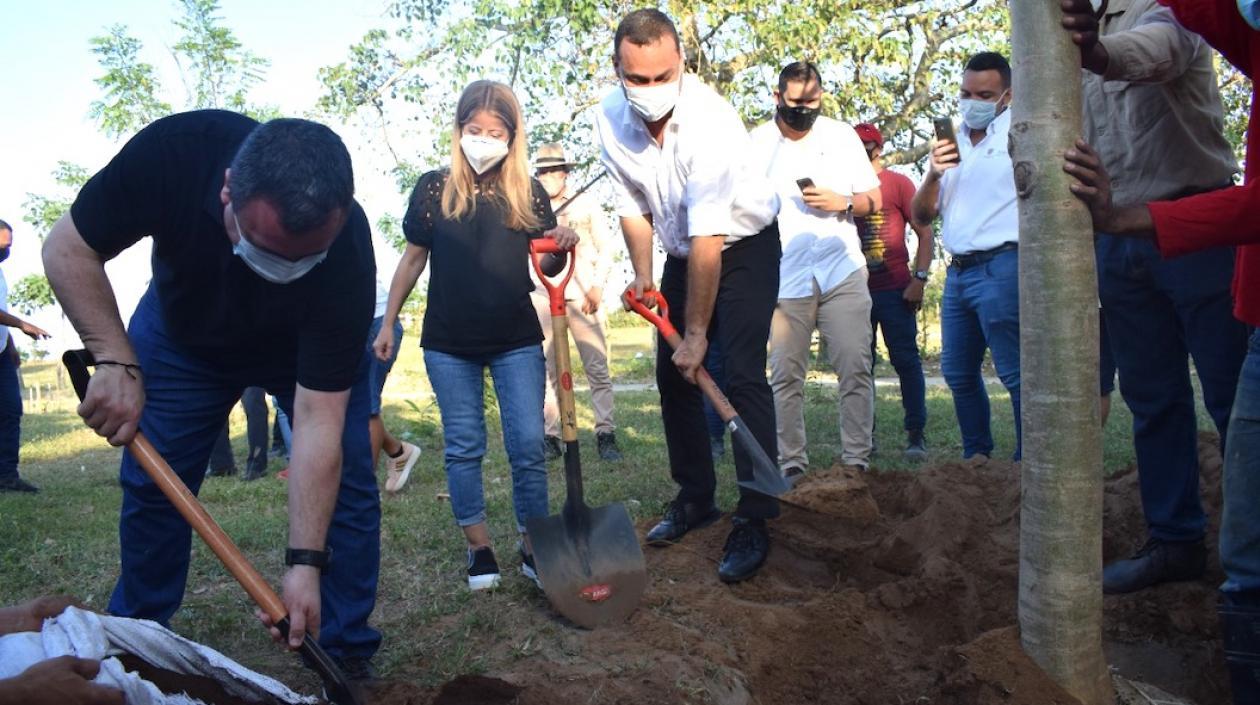 El Alcalde José Fernando Vargas y la Gobernadora Elsa Noguera, sembrando futuro.