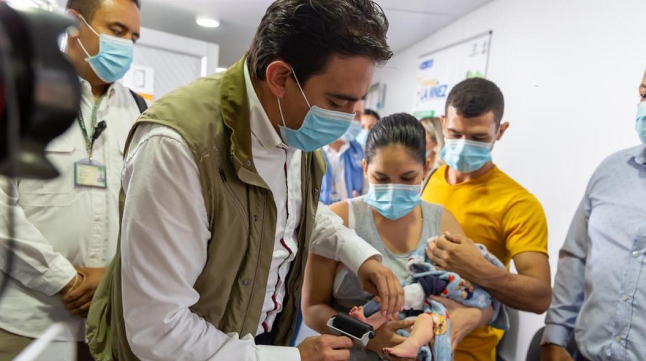 Momento en que es registrado un niño en la Registraduría. 