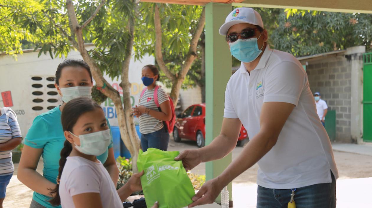 Entrega de los kits en Caracolí.