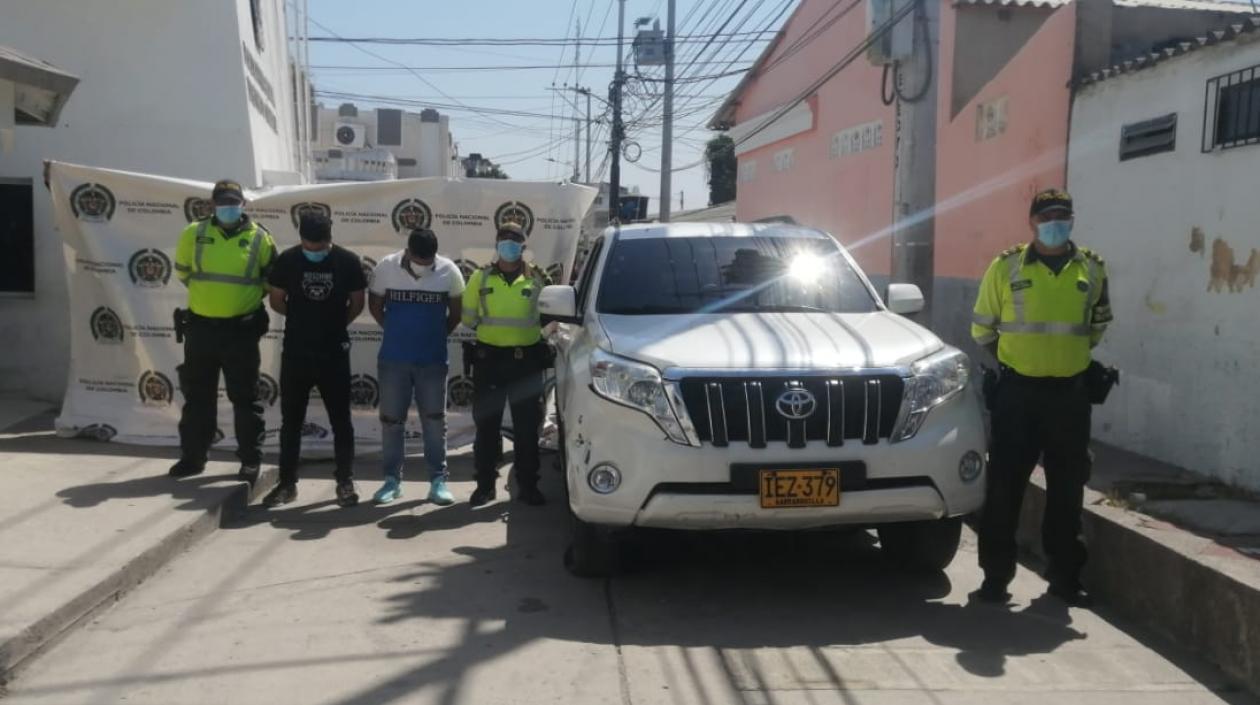 La camioneta recuperada y los dos capturados. 