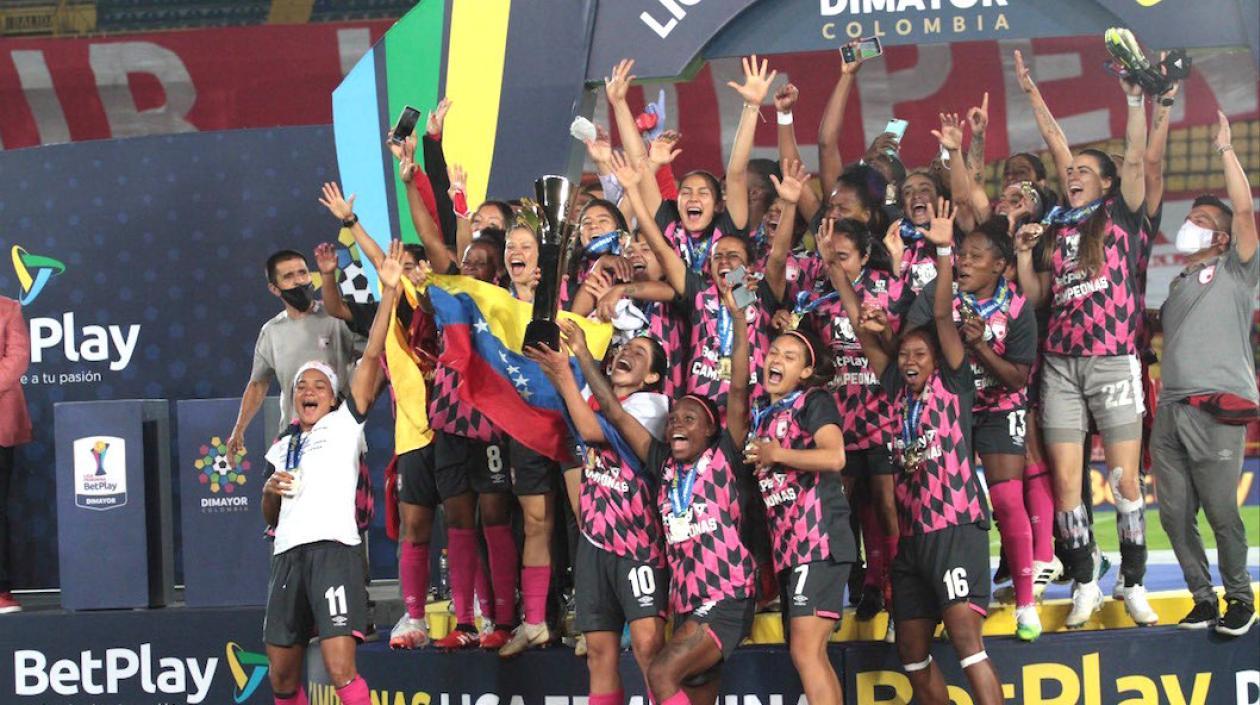 Jugadoras de Independiente Santa Fe celebrando el título 2020.