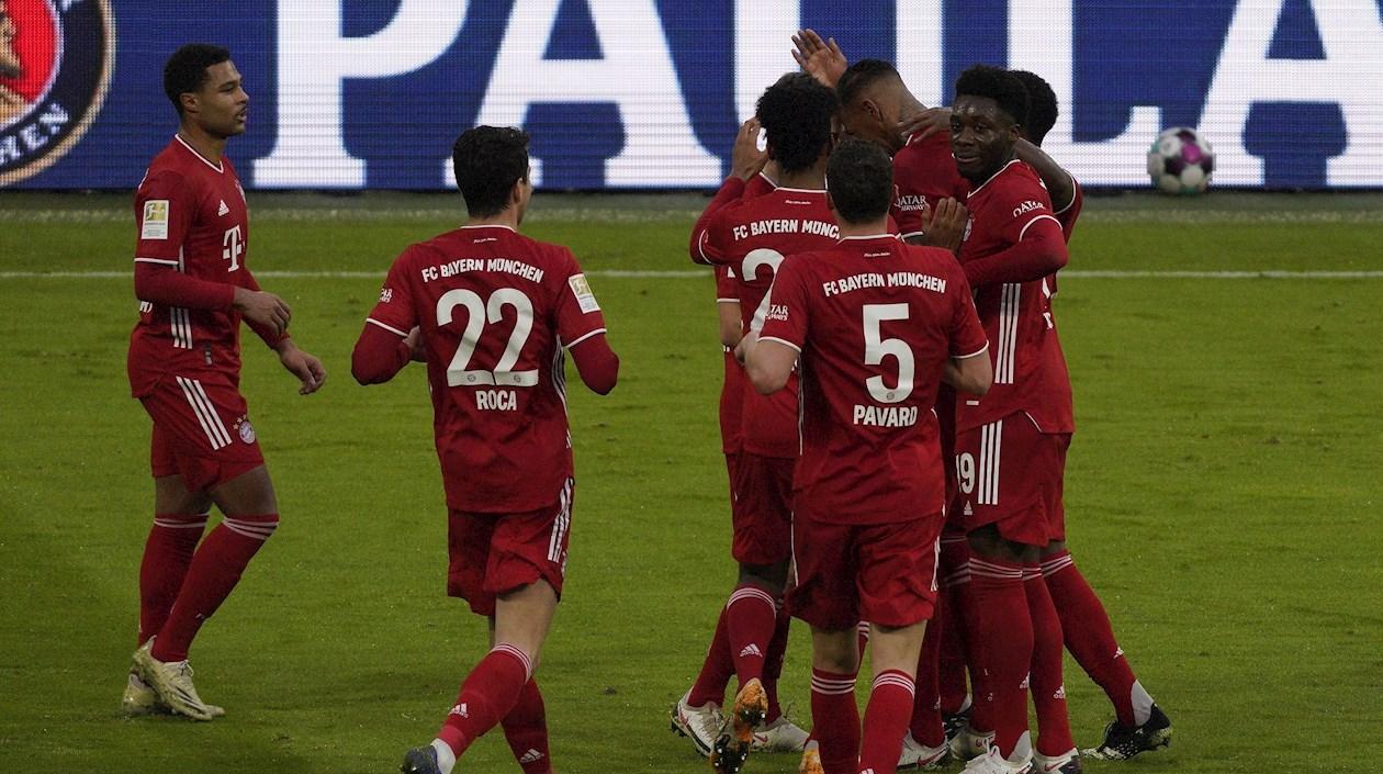 Jugadores del Bayern festejan un gol. 