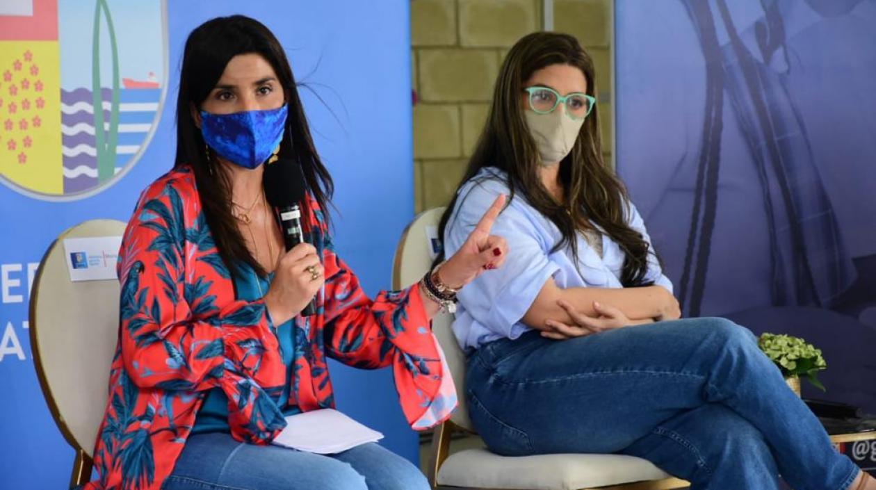 La Ministra María Angulo y la Secretaria Catalina Ucrós. 