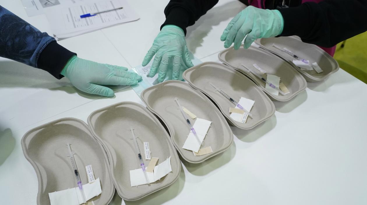 Primeras dosis corresponden a la vacuna desarrollada por AstraZeneca y la Universidad de Oxford.