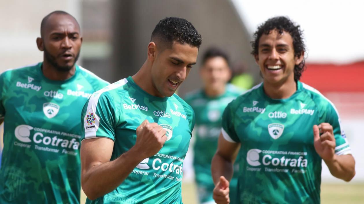 Pablo Sabbag, festejando el gol de tiro penal.