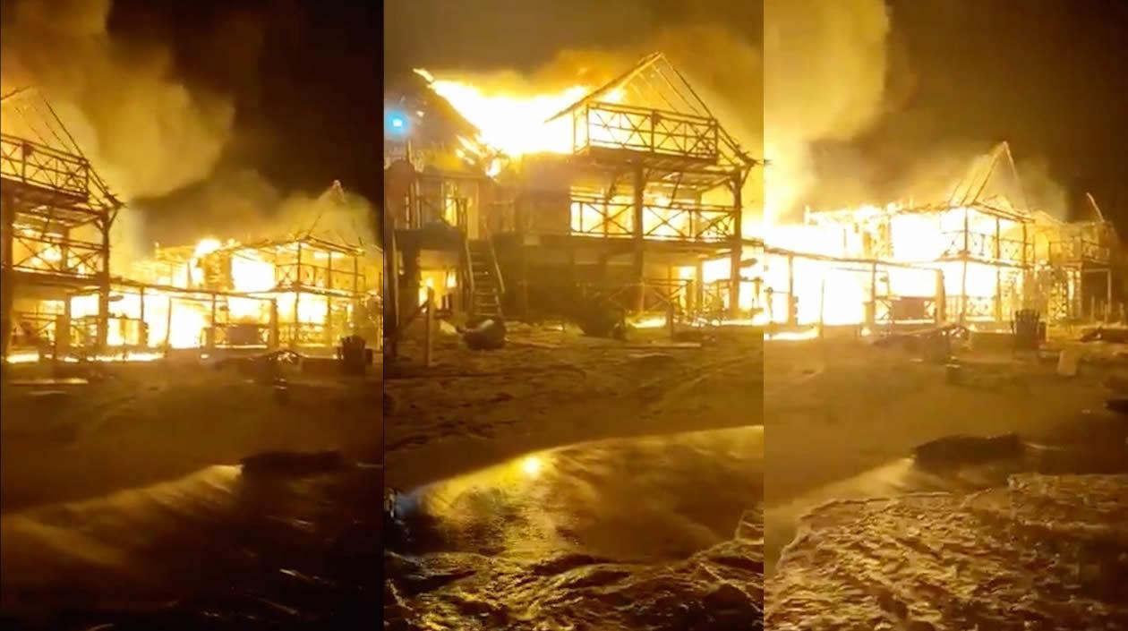 Las llamas consumiendo las cabañas.