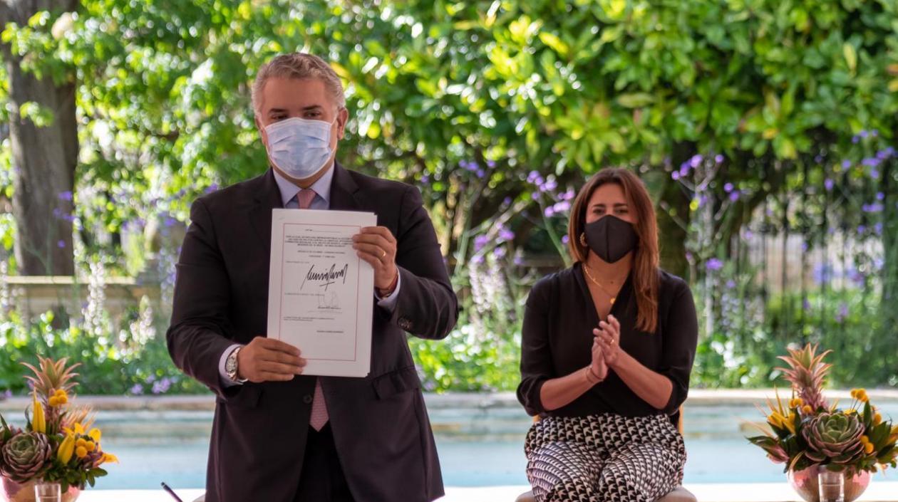 Presidente Duque en la sanción de la ley.