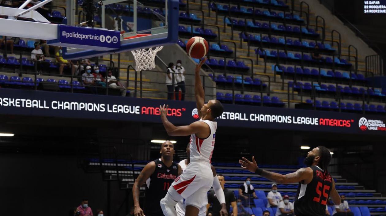 Adris De León, jugador dominicano, encesta para Titanes. 