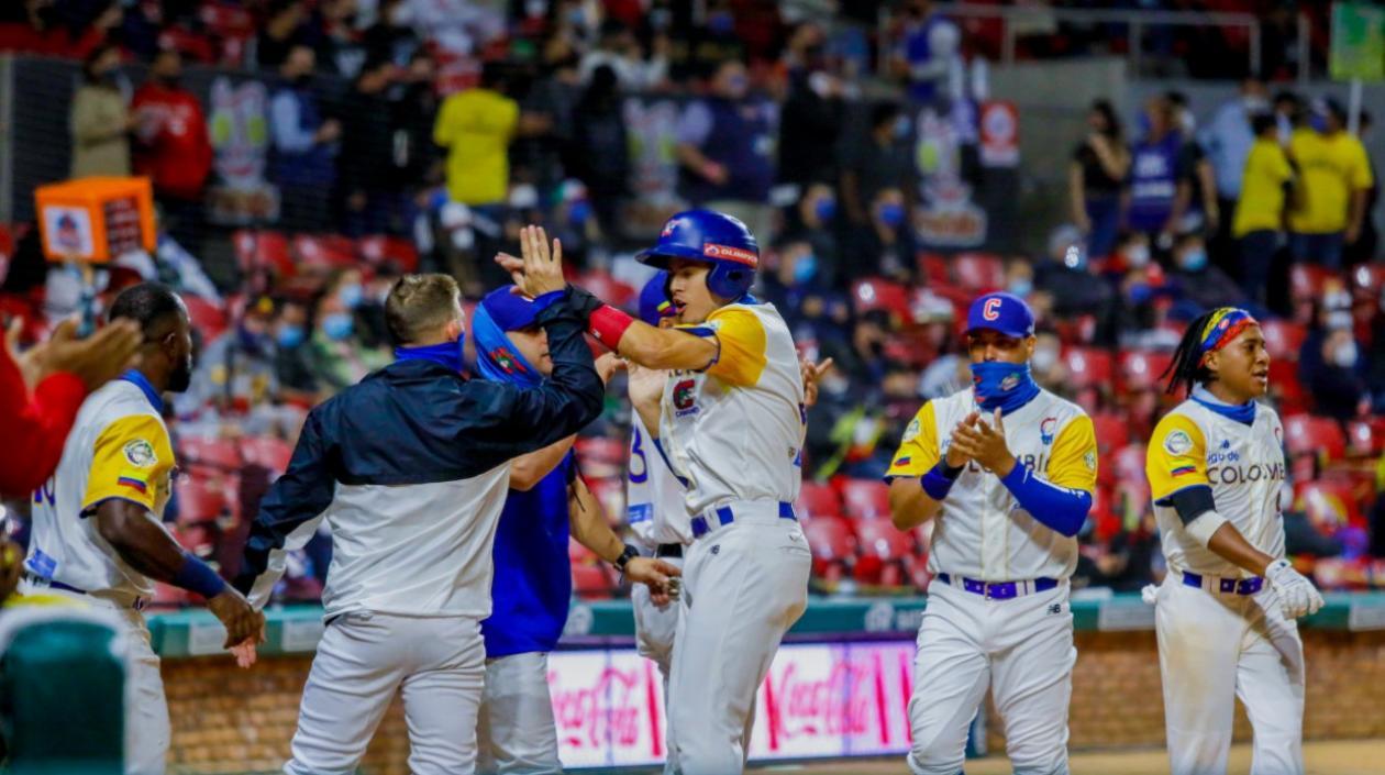 Evan Mendoza, pelotero de Caimanes. 