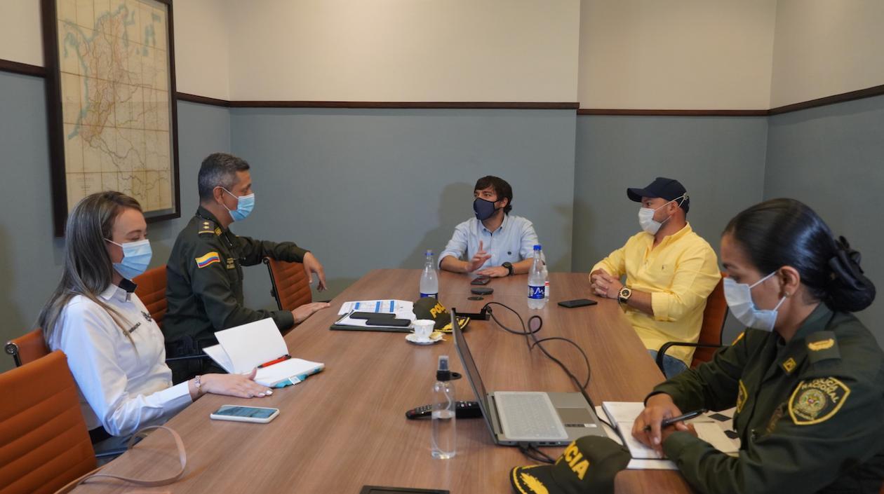Alcalde Jaime Pumarejo, el brigadier general Diego Rosero y varios funcionarios.