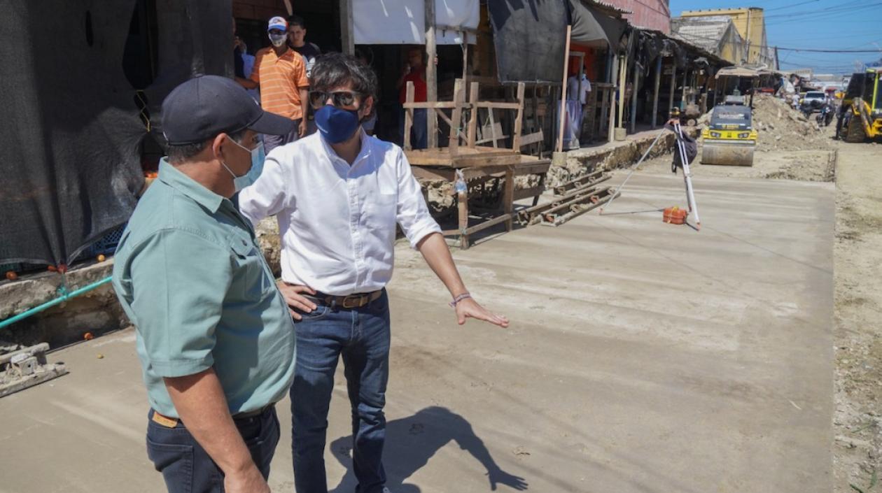 El Alcalde Jaime Pumarejo y el Secretario de Obras Rafael Lafont, en Barranquillita.