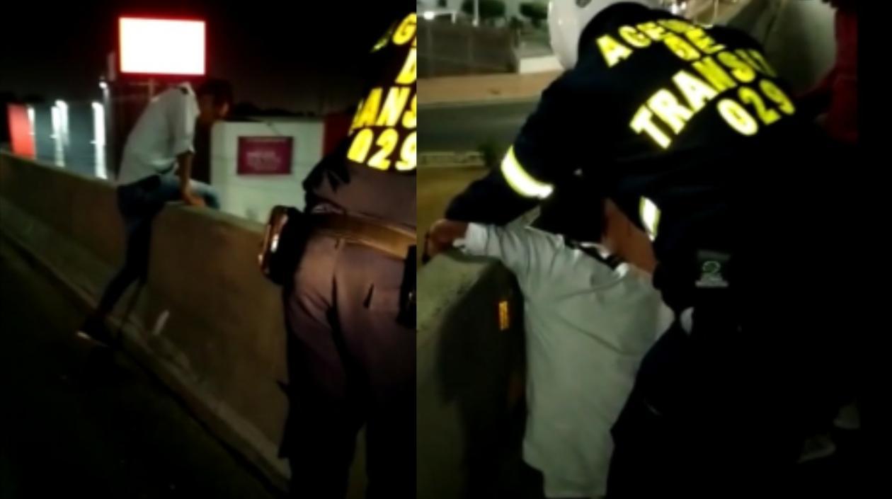 Momento en que el agente salvó al hombre. 