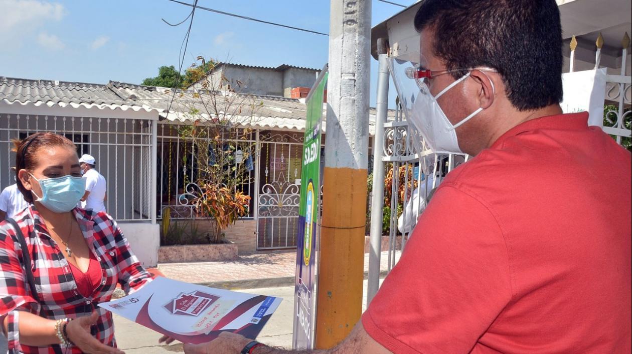 El alcalde Rodolfo Ucrós haciendo entrega de los títulos de propiedad. 