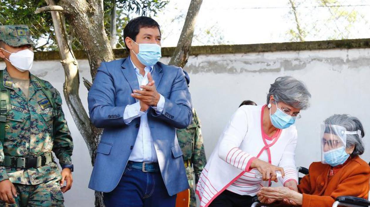 Andrés Arauz acompañó a su abuela a votar.