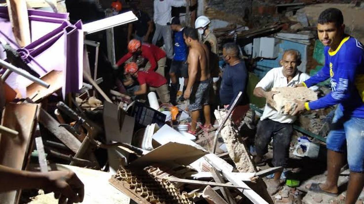 Personas participan de la remoción de escombros.