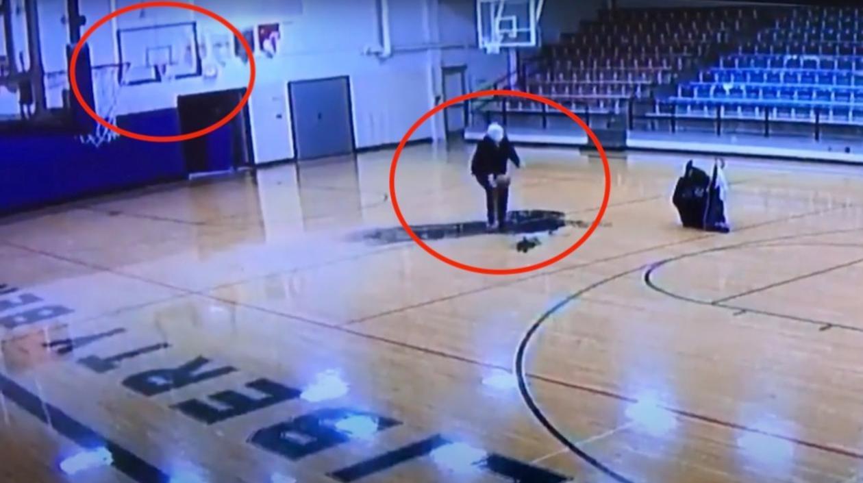 Joe Orians hace un disparo de espaldas a la canasta y anota. 