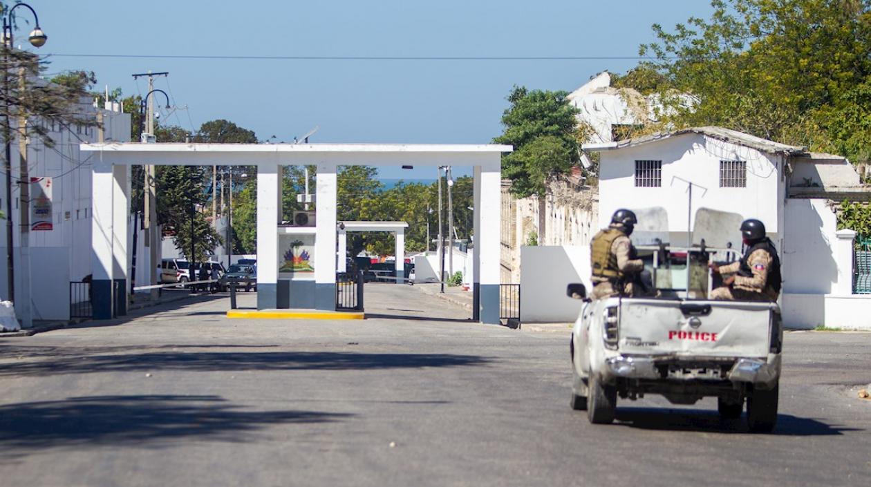Policías vigilan el Palacio Nacional, en Puerto Príncipe. 