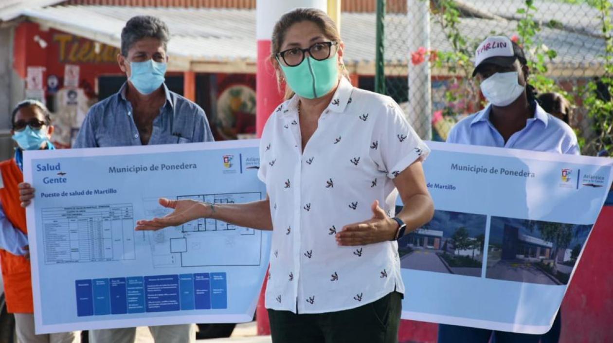 La Secretaria de Salud, Alma Solano, socializando el proyecto en el corregimiento de Martillo.
