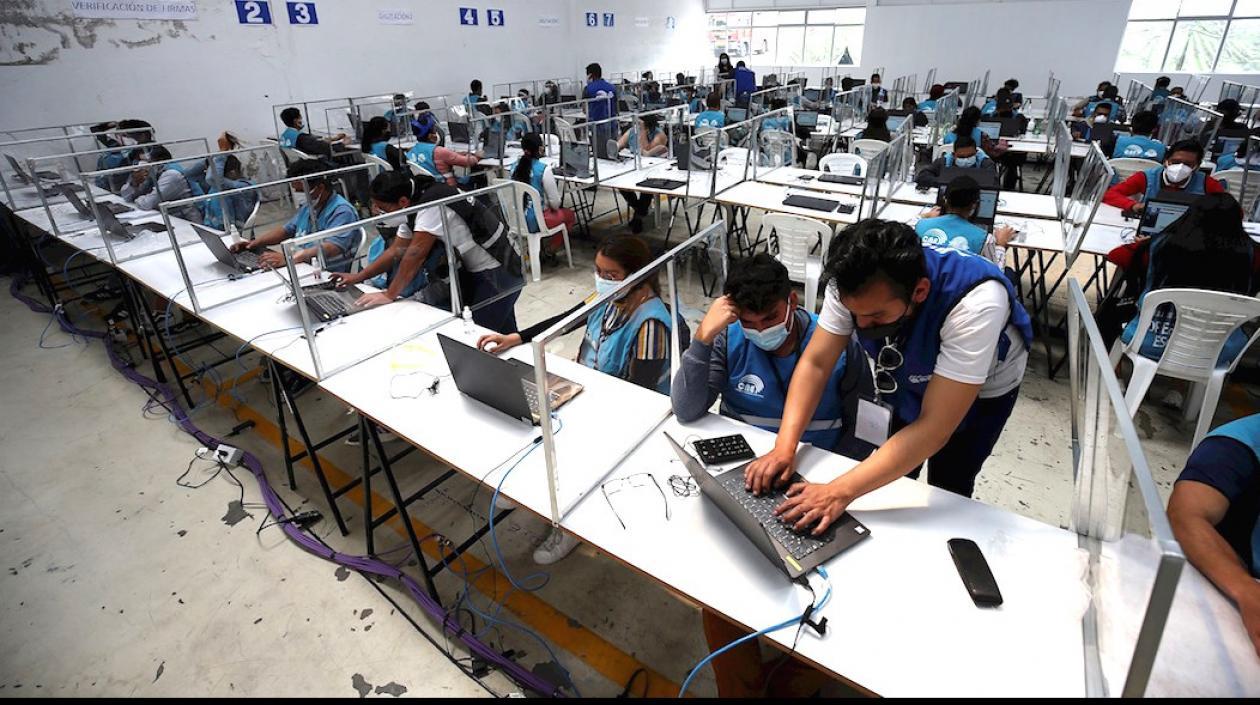 Personal electoral trabajando en los resultados.