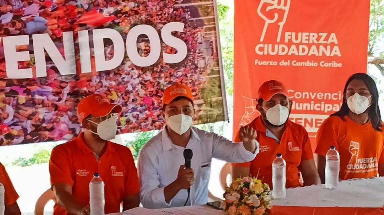 El candidato Julio Gómez (camisa blanca).
