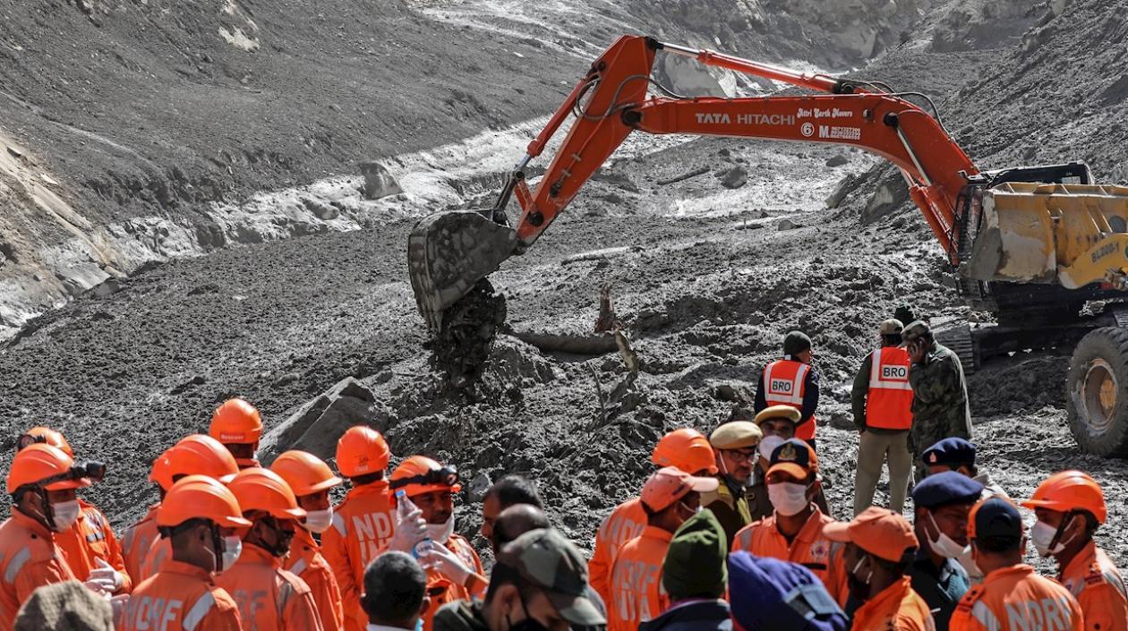 Rescatistas en el lugar de los hechos en India.