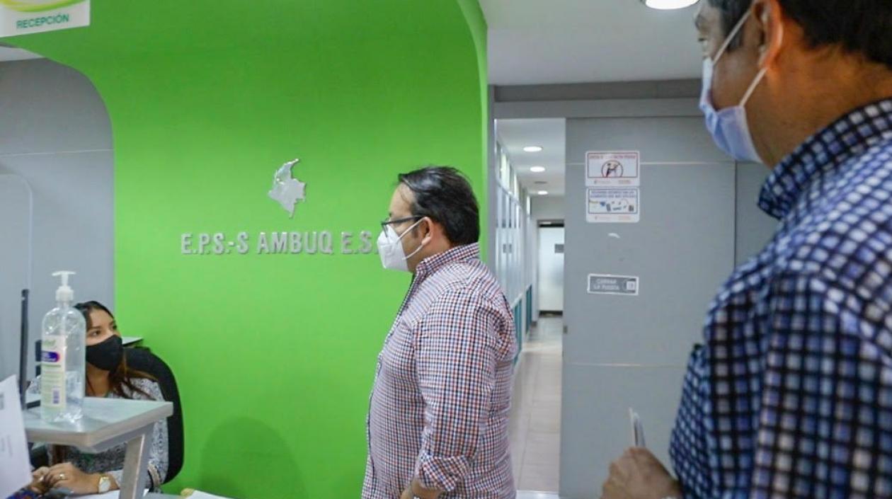 Funcionarios de Supersalud en la sede de Ambuq.