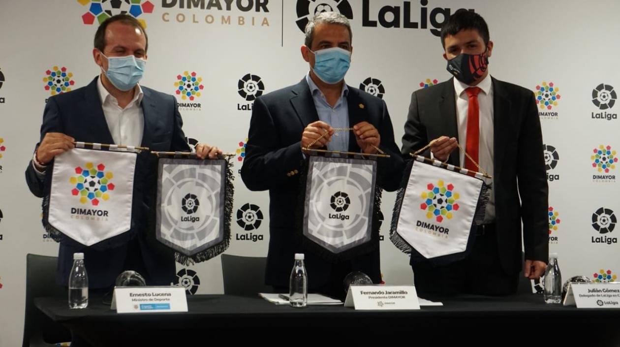 Ernesto Lucena, Ministro del Deporte; Fernando Jaramillo, presidente de la Dimayor; Julián Gómez, delegado de la Liga Española. 