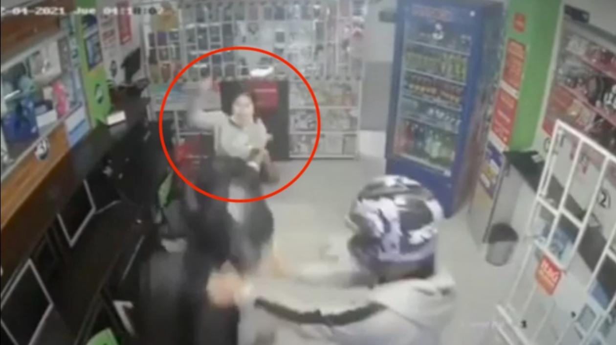 Momento en que la niña se defiende de los ladrones. 