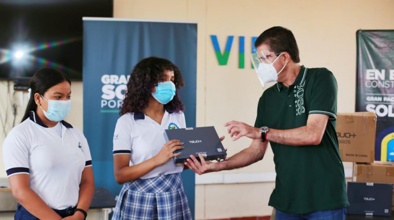 El Alcalde Rodolfo Ucrós, entregando las tablets.