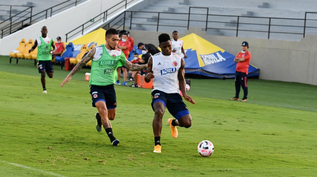 Dany Rosero cubre una pelota. 