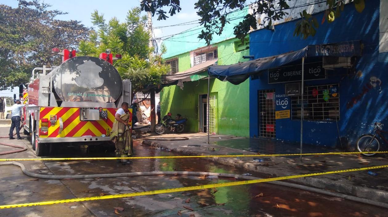 Los bomberos permanecen en la zona para evitar que fuego se reactive. 