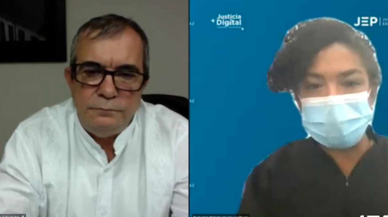 Rodrigo Londoño y una magistrada de la JEP.