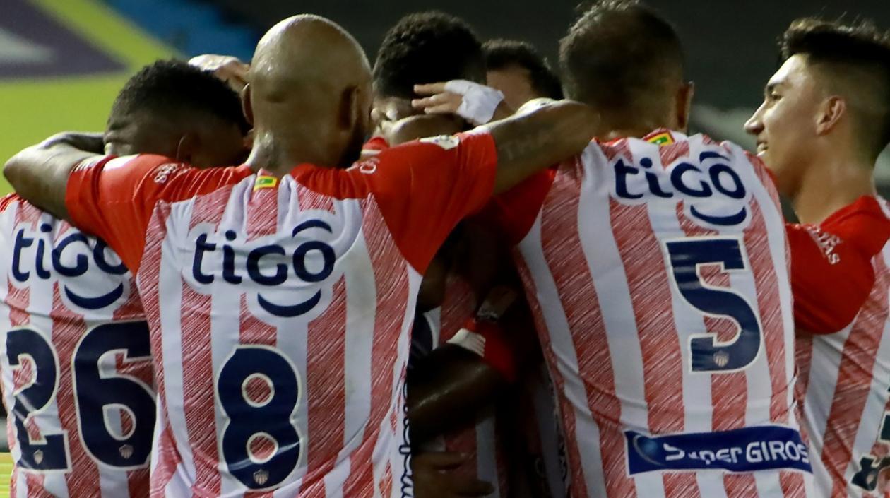Jugadores de Junior celebran un gol. 