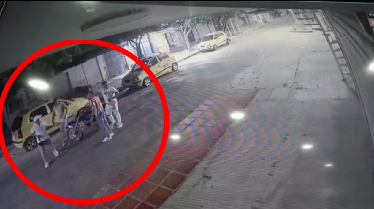 Momento en que ocurrió el atraco en el barrio El Pueblo. 