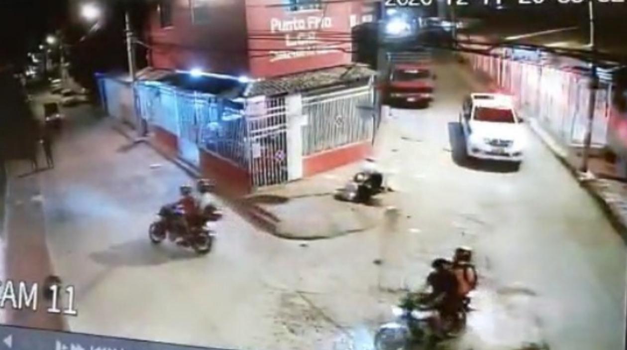 Momento en que va la patrulla detrás de los jóvenes. 