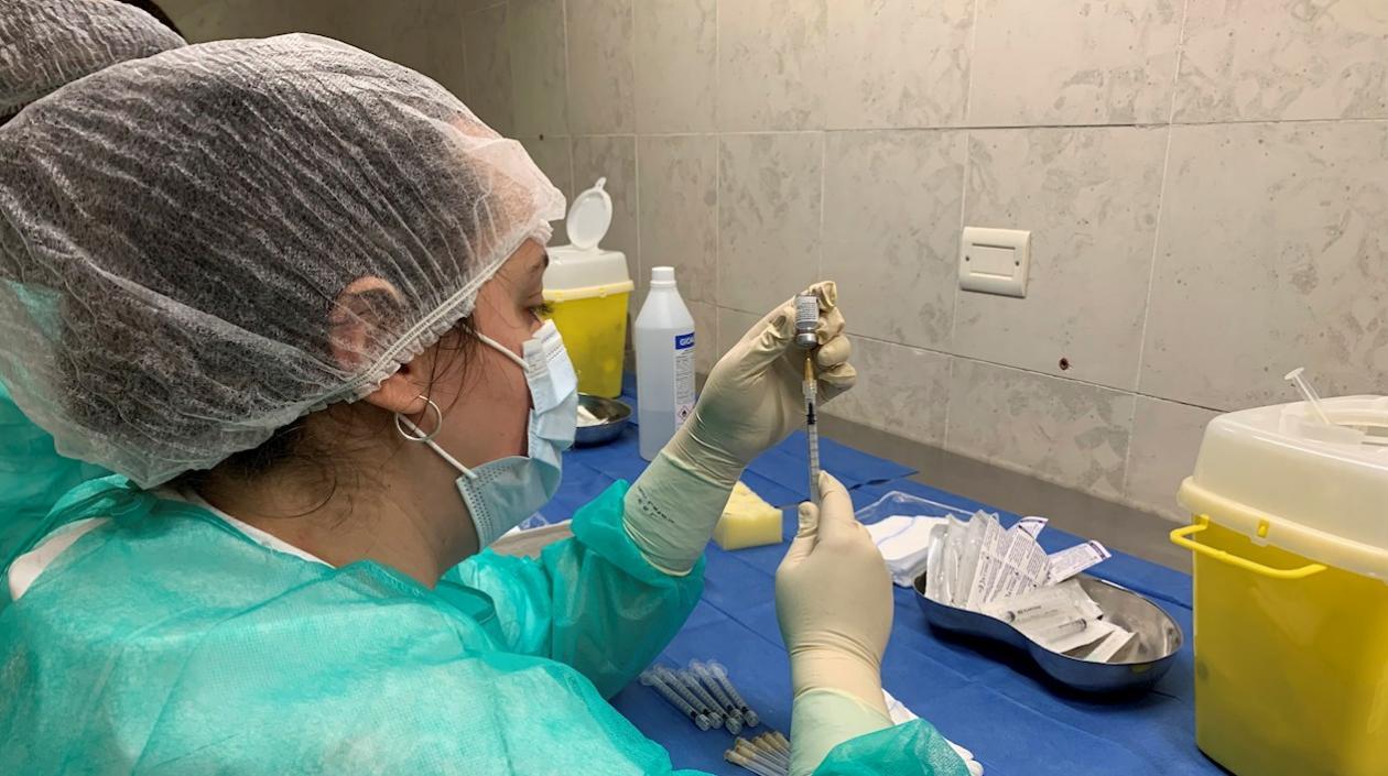 Las vacunas son "esenciales", pero no suficientes para controlar de momento la pandemia.