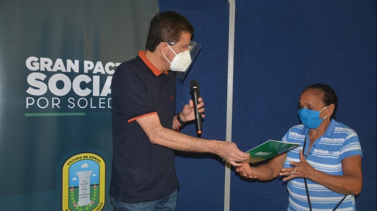 Momento de la entrega de los títulos de propiedad. 