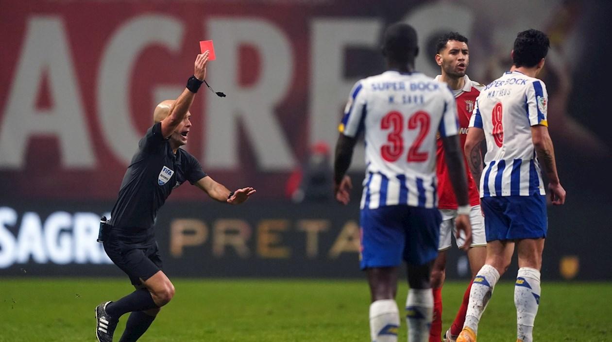 Momento en que Luís Godinho expulsa a Luis Díaz. 