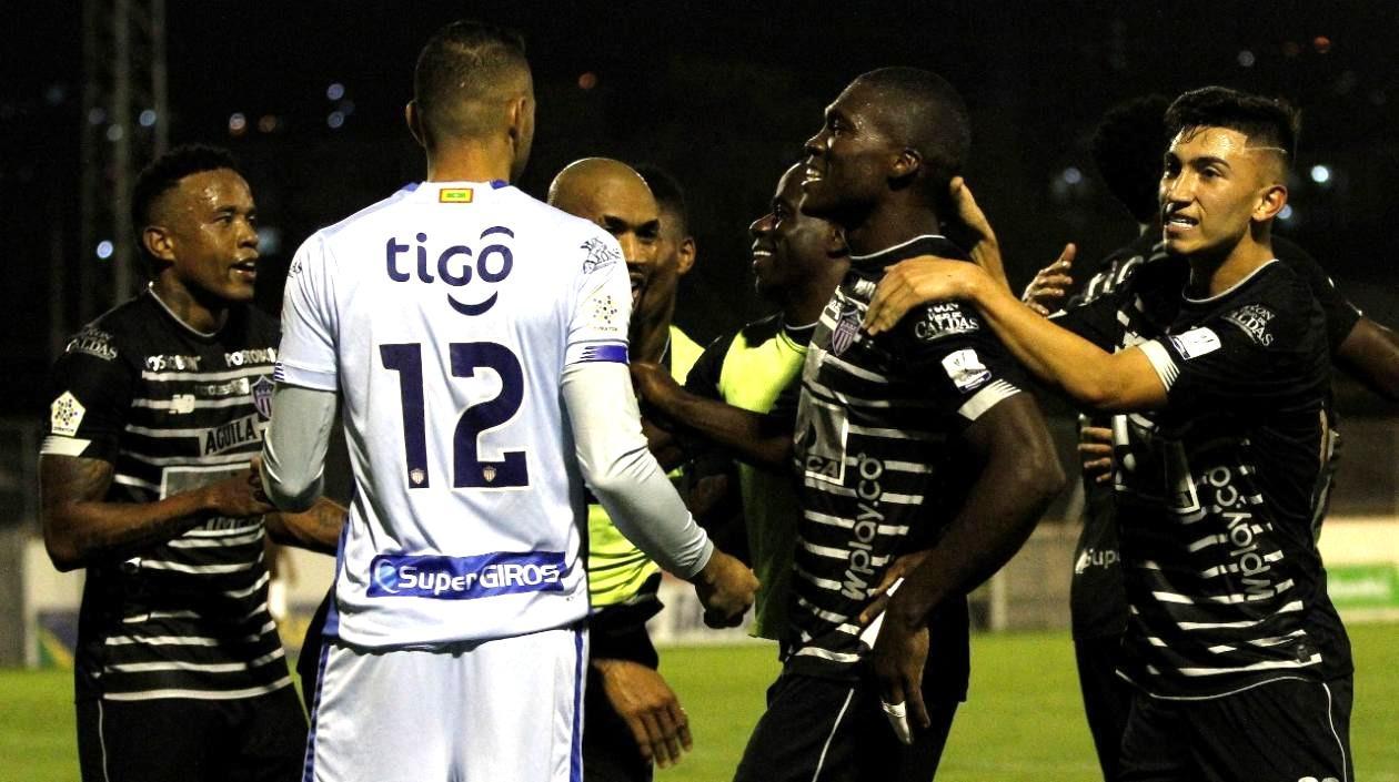 Junioristas celebrando el segundo gol anotado por Germán Mera.