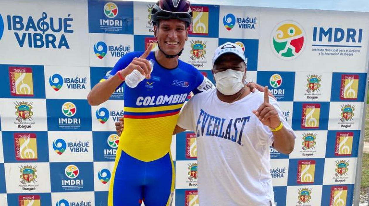 Hamilton Patiño, patinador del Atlántico y su entrenador Alex Cuvajante. 