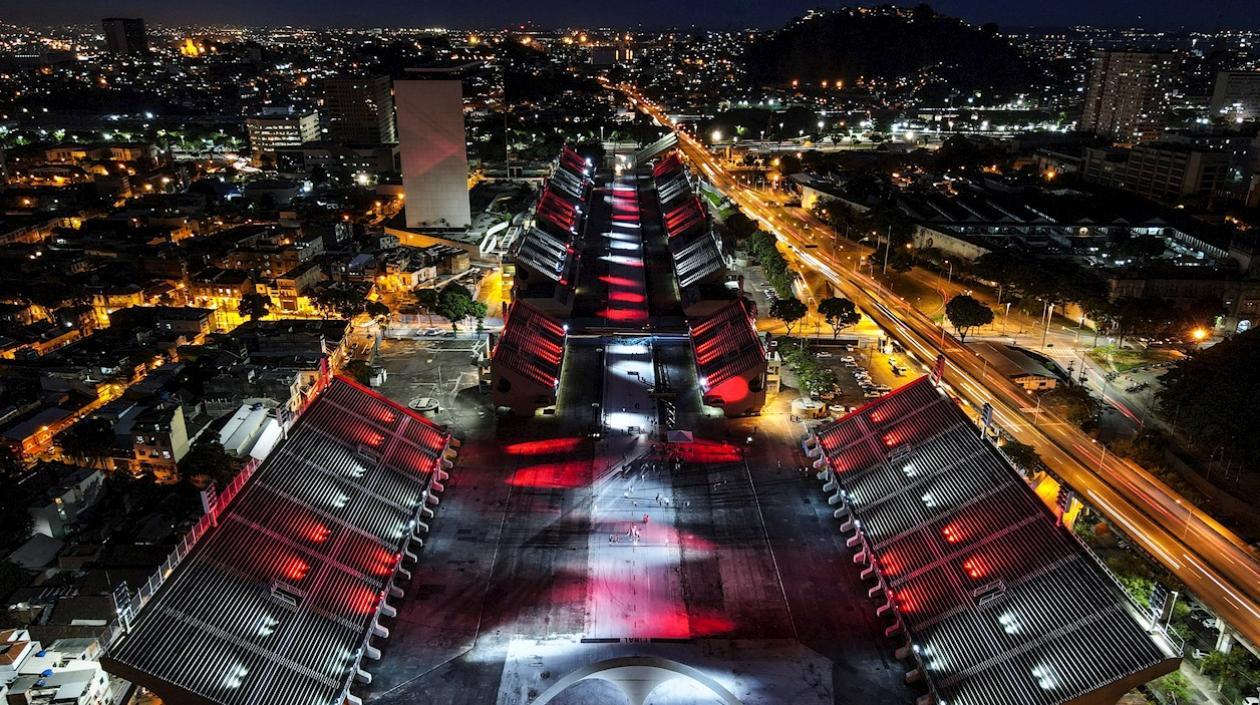 El sambódromo rinde homenaje a las víctimas del Covid19.